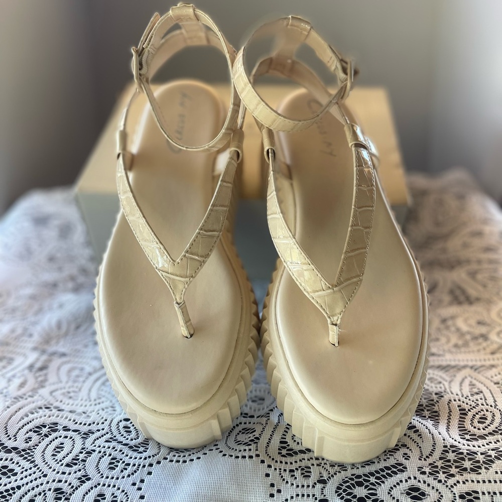SALE Circus by Sam Edelman Women's Elana Platform
Sandal - Picture 2 of 7